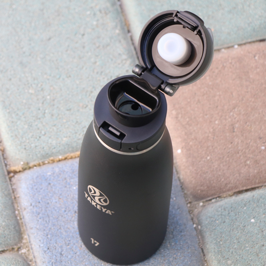 traveler-fliplocktm-lid-l6 96076-R-TravelerLid-Lifestyle-Onyx.png